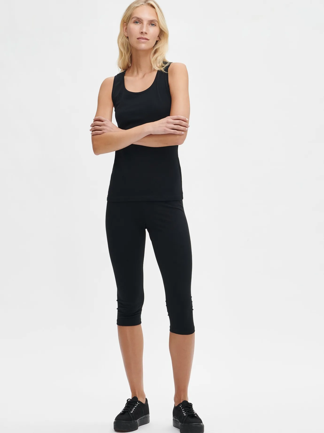 Basics|Paidat Ja Tunikat-Nanso BASIC toppi - Musta